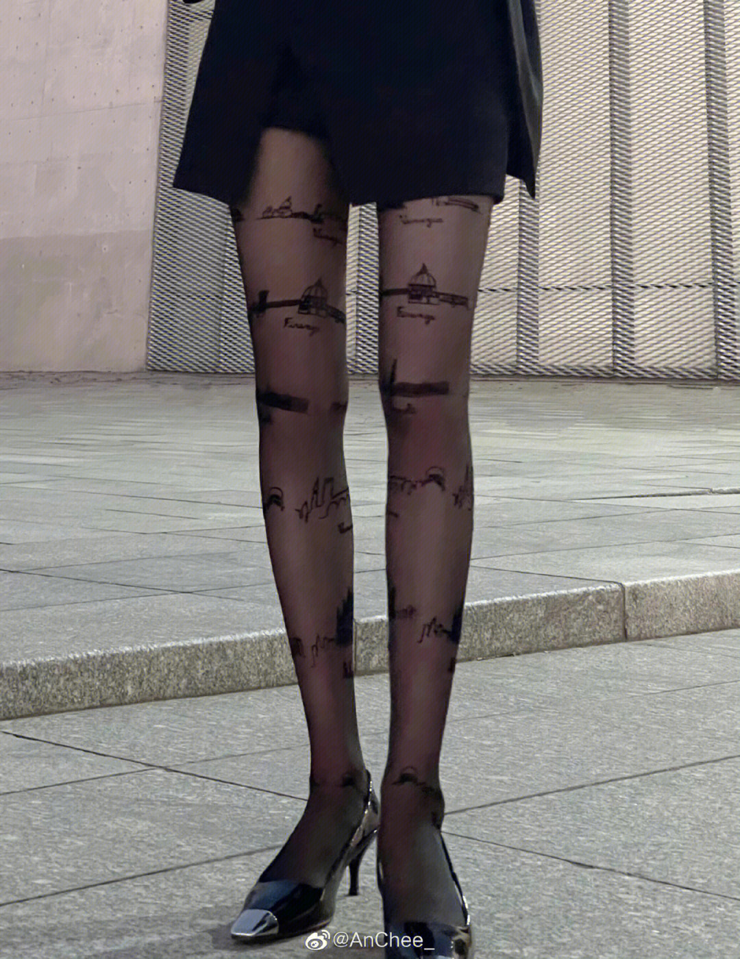 楊冪白色西裝配絲襪秀“漫畫腿”，時髦造型吸睛全場