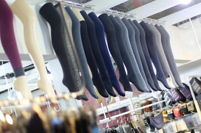 從“膚色打底襪”到“光腿神器” 網(wǎng)紅產(chǎn)品的生命周期與毛圈襪的啟示