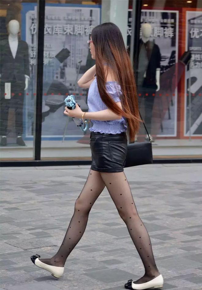 一字吊帶襯衫邂逅斑點(diǎn)絲襪 暗夜精靈的嫵媚序曲