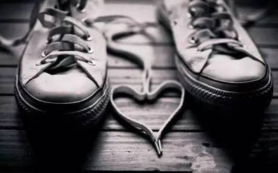 指甲油涂在絲襪上？這個奇思妙想，竟意外解鎖了時尚新玩法！